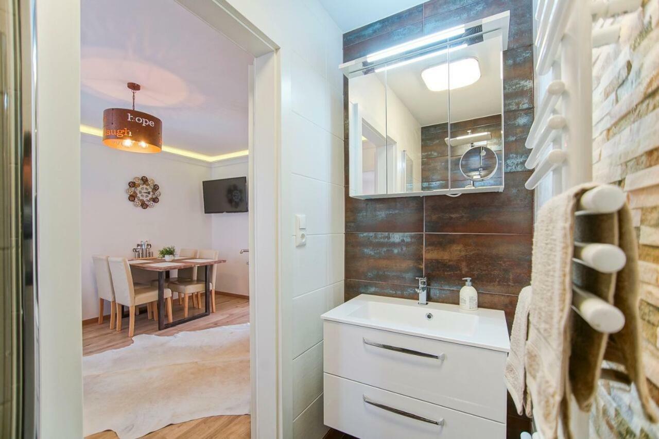 Ferienwohnung AusZeit Leoben 1 mit Terasse und gratis Parkplatz Exterior foto